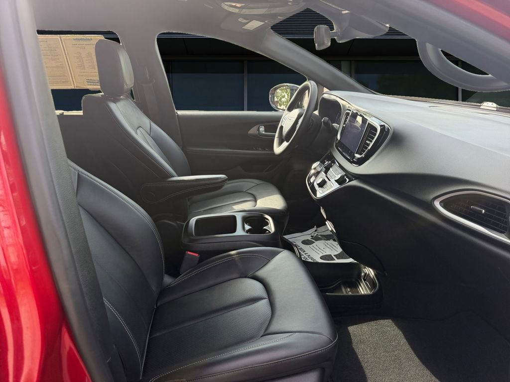 Used 2025 Chrysler Pacifica Select FWD image 6