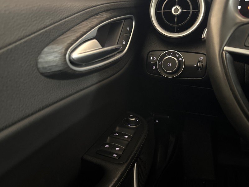 Used 2019 Alfa Romeo Giulia AWD image 11
