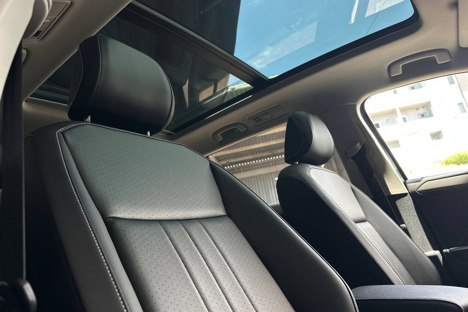 Used 2023 Volkswagen Tiguan SE w/ Panoramic Sunroof Package FWD image 19