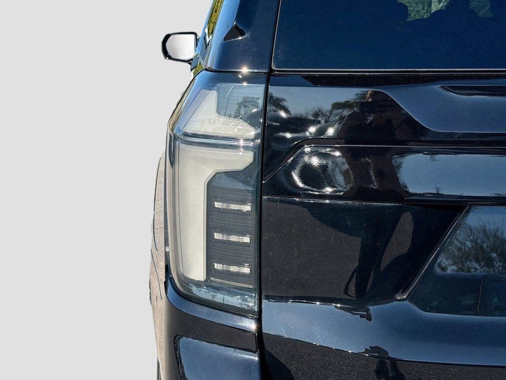 Used 2025 Chevrolet Suburban High Country RWD image 11