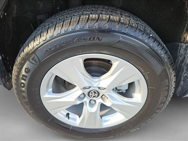 Used 2021 Toyota RAV4 XLE w/ Convenience Package FWD image 24