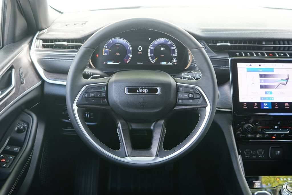 Used 2025 Jeep Grand Cherokee L Limited w/ Black Appearance Package AWD/4WD image 14