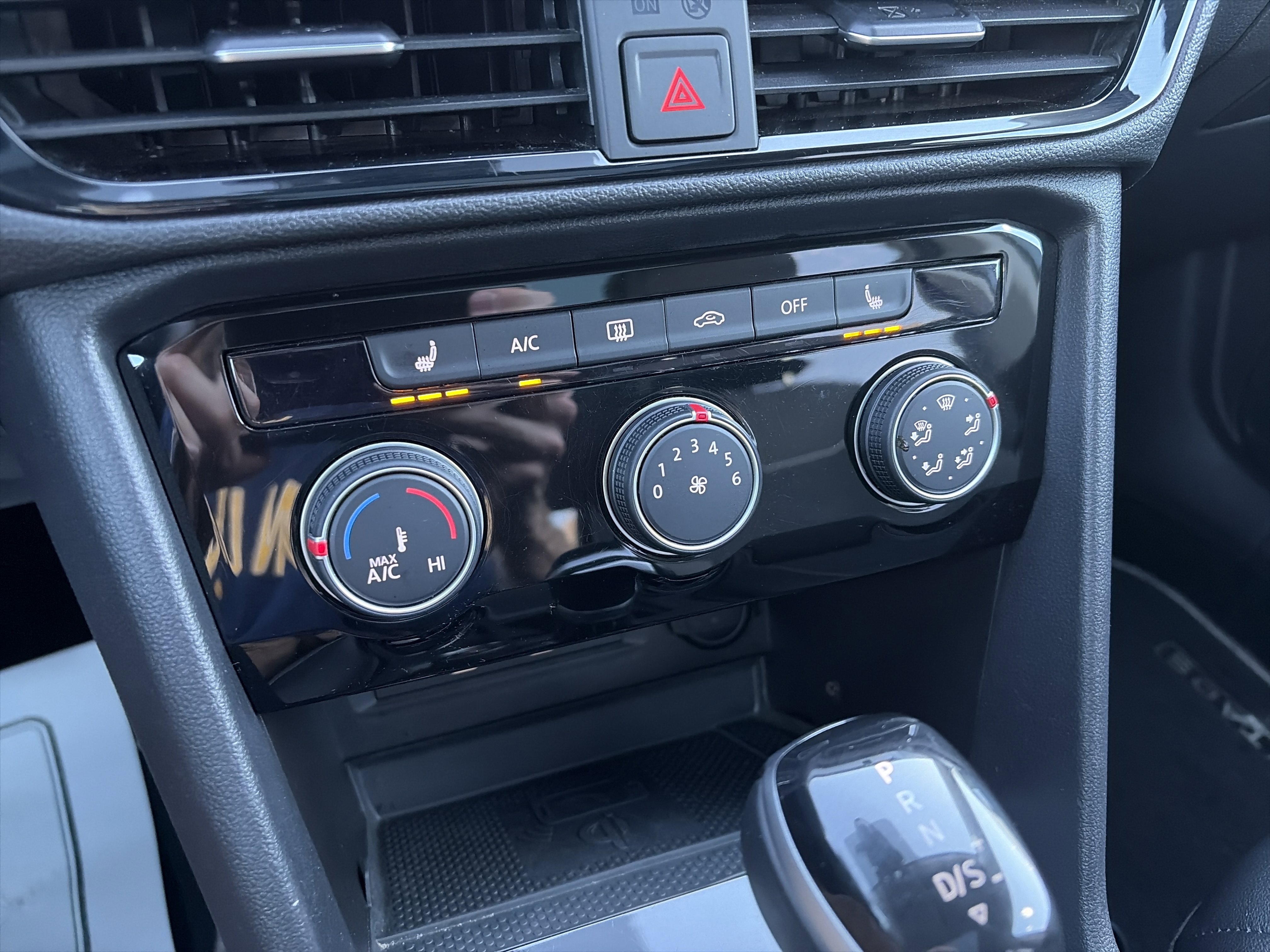 Certified 2023 Volkswagen Taos SE w/ Panoramic Sunroof Package image 19