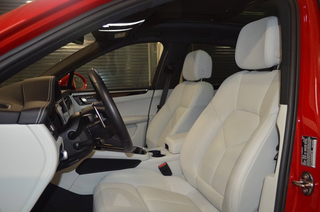 Certified 2025 Porsche Macan AWD/4WD image 5