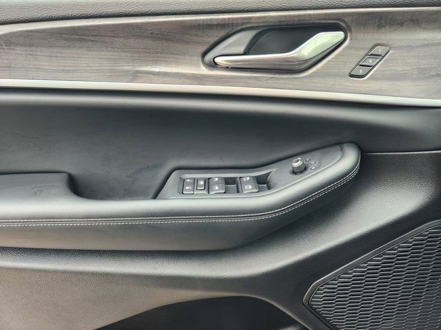 Used 2025 Jeep Grand Cherokee Limited image 24