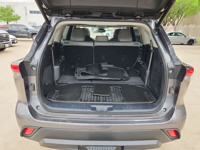 Used 2022 Toyota Highlander XLE AWD/4WD image 18