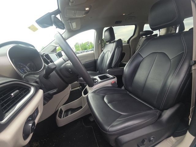 Used 2023 Chrysler Pacifica Touring-L FWD image 29
