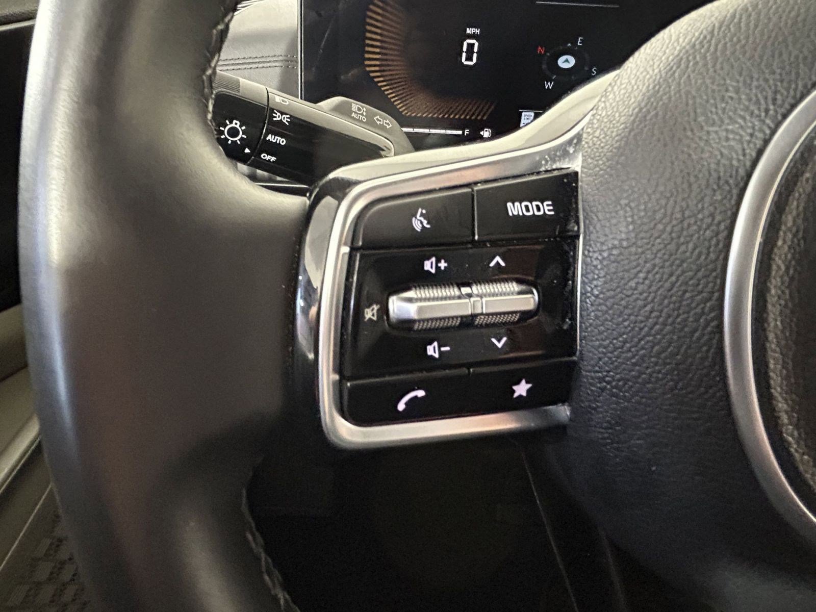 Certified 2025 Kia Carnival LXS image 24