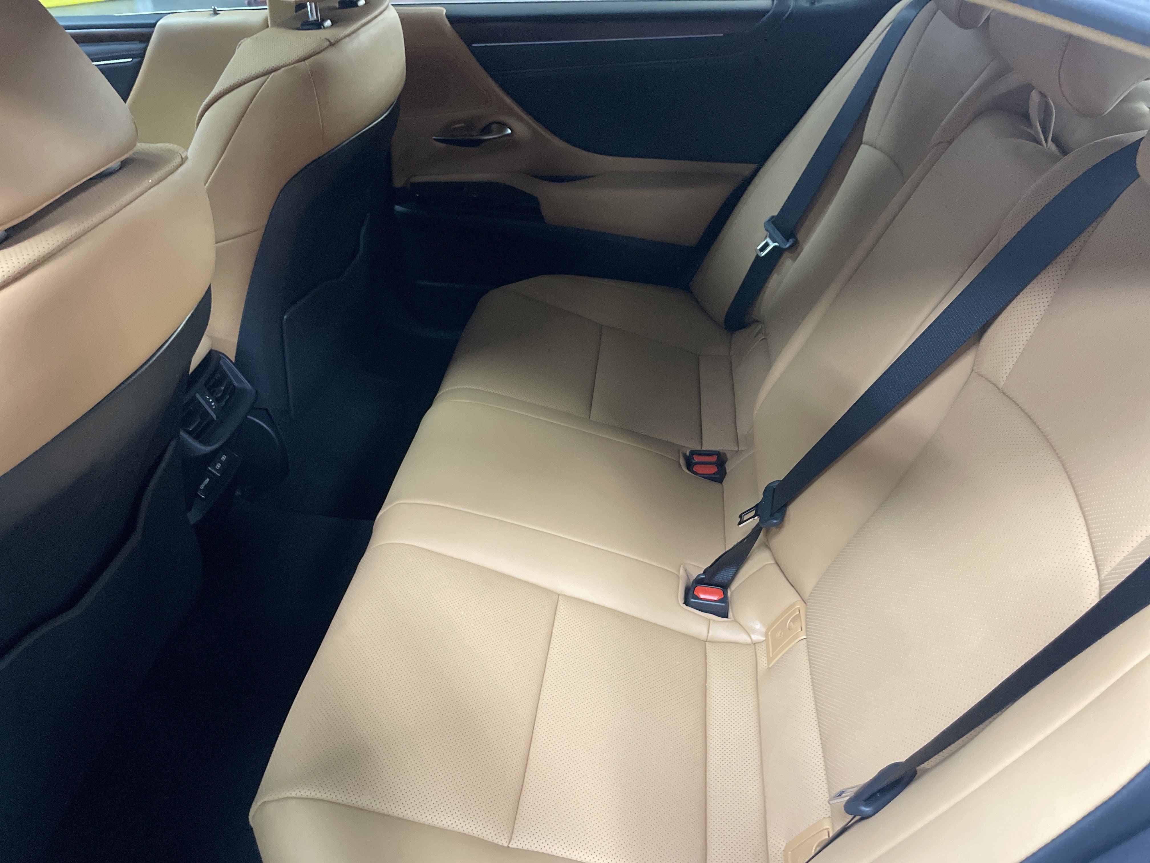 Used 2025 Lexus ES 300h w/ Premium Package image 32