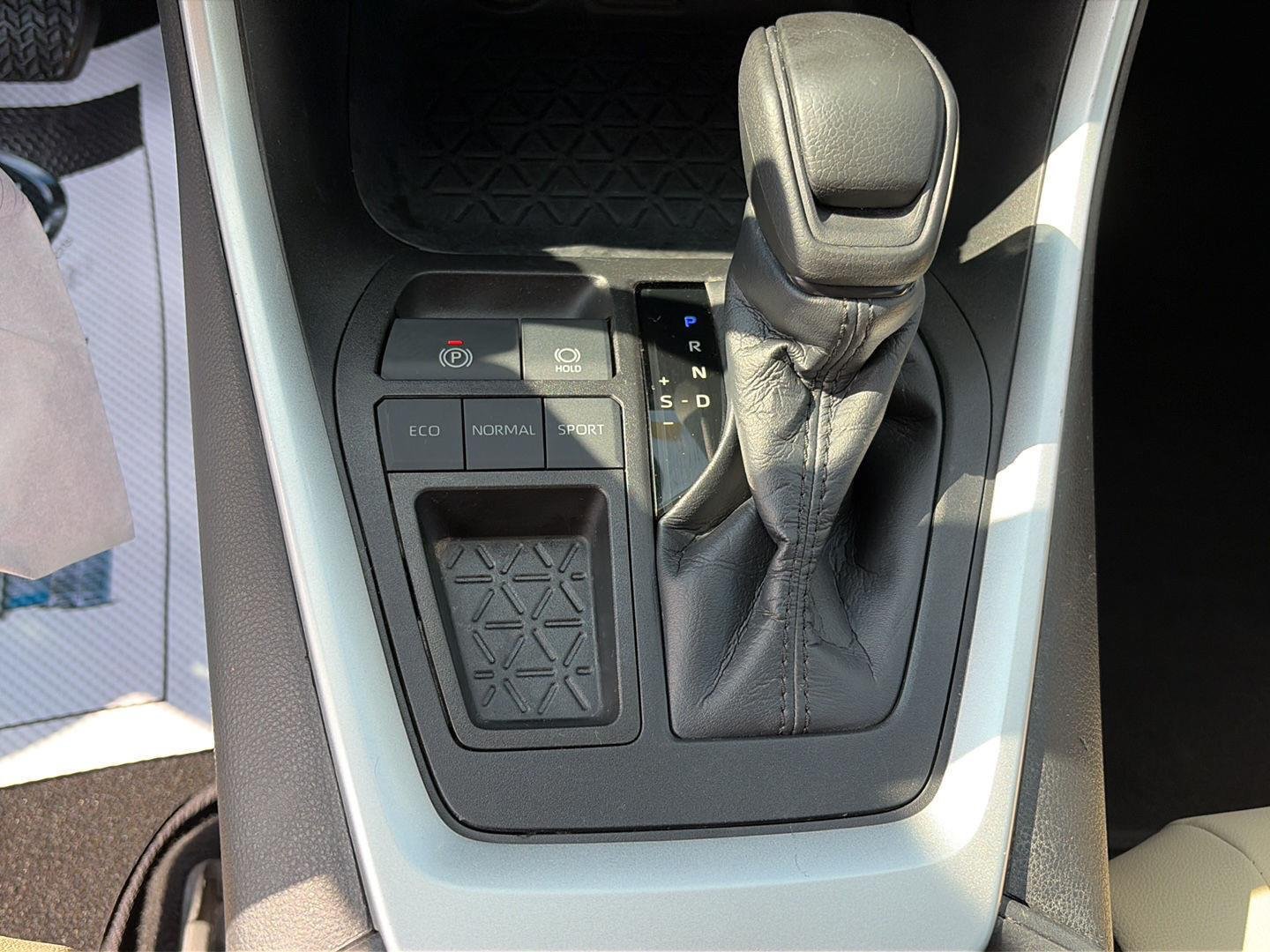 Used 2022 Toyota RAV4 LE FWD image 16