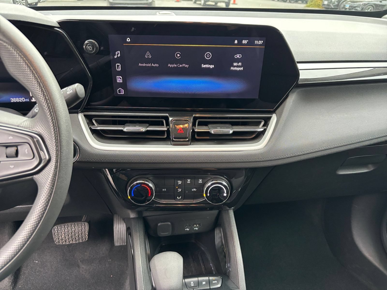 Used 2025 Chevrolet TrailBlazer LT AWD/4WD image 16