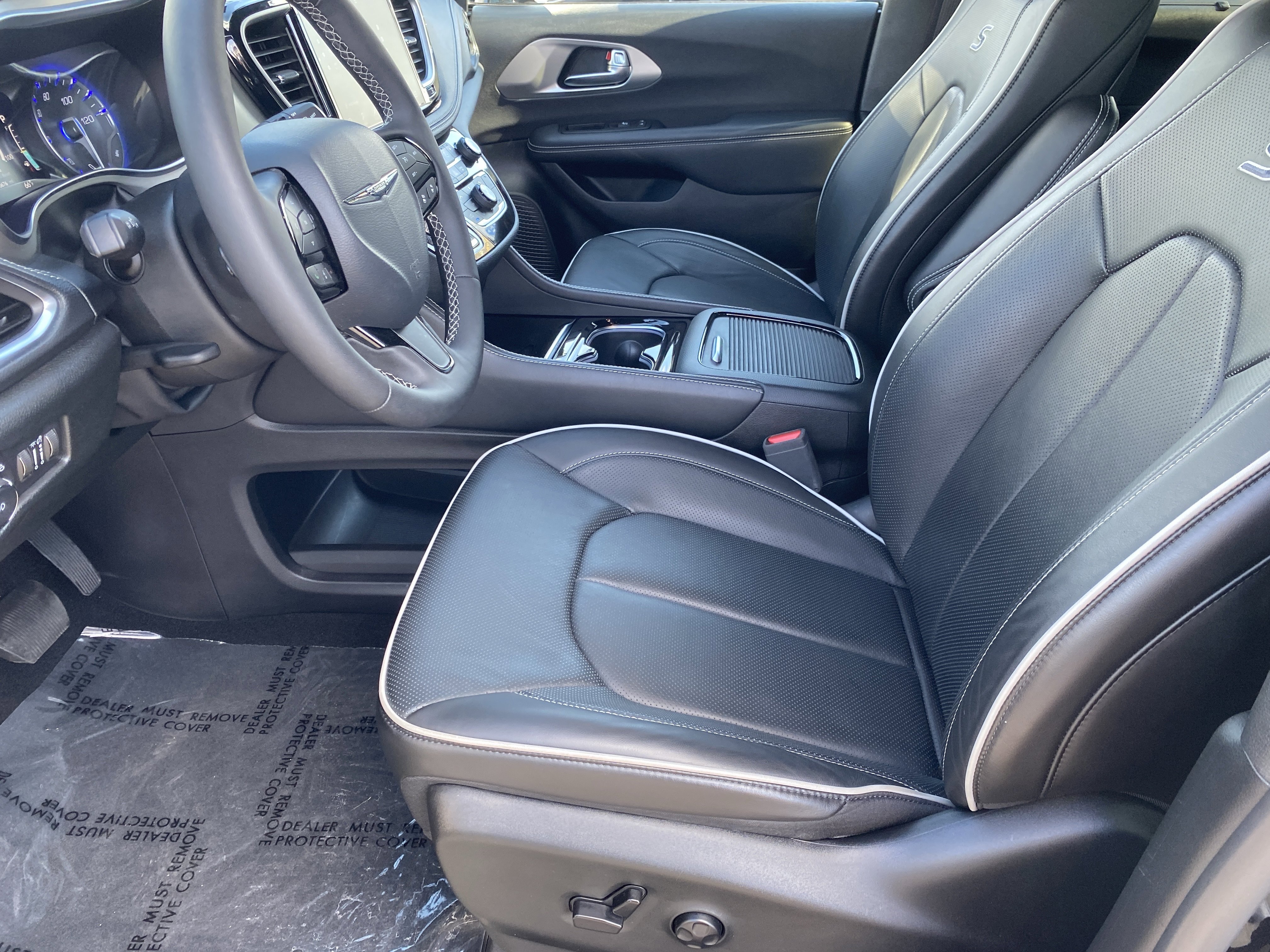 Used 2024 Chrysler Pacifica Limited w/ Uconnect Theater Family Group image 16