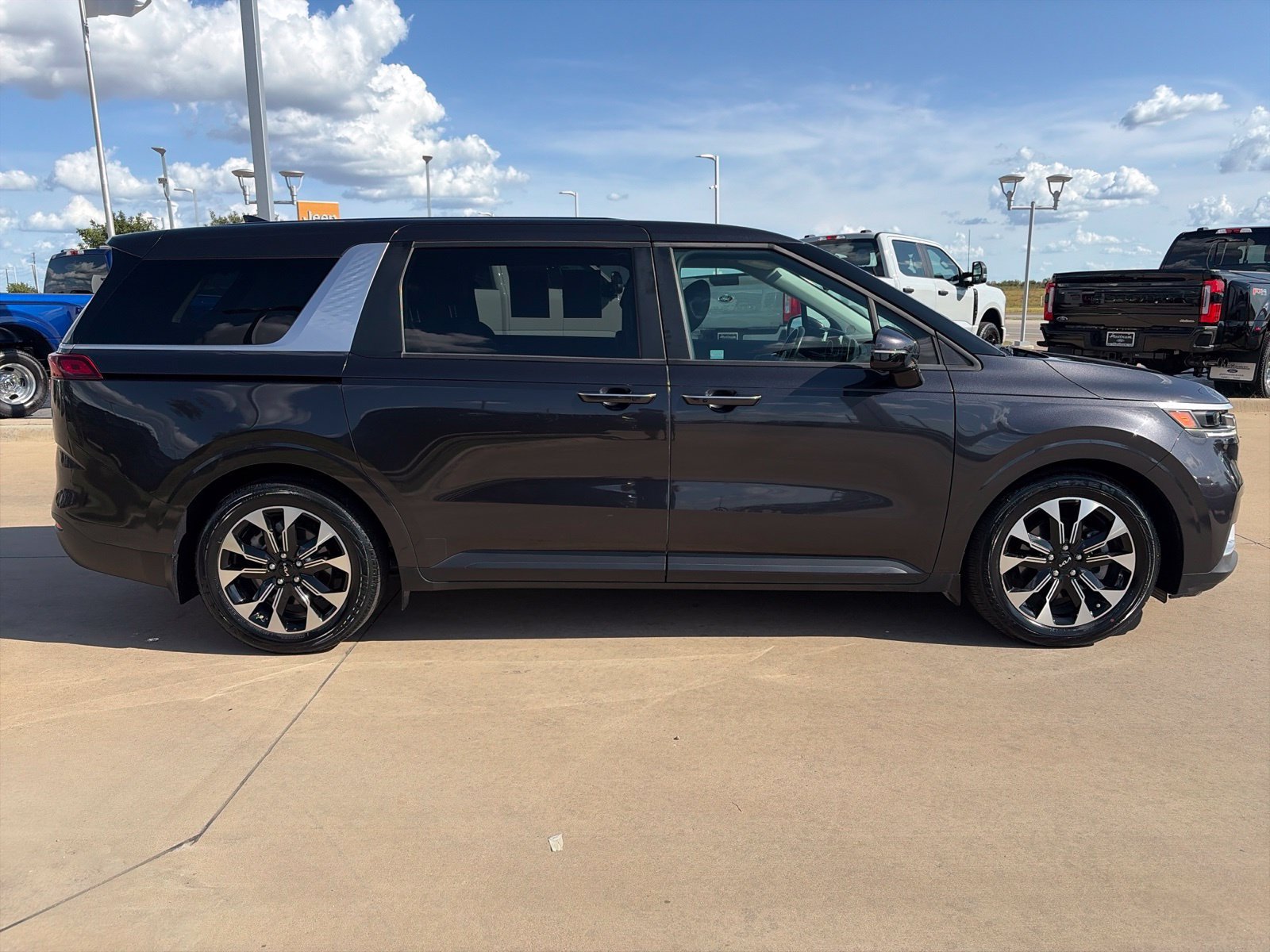 Used 2024 Kia Carnival EX FWD image 6