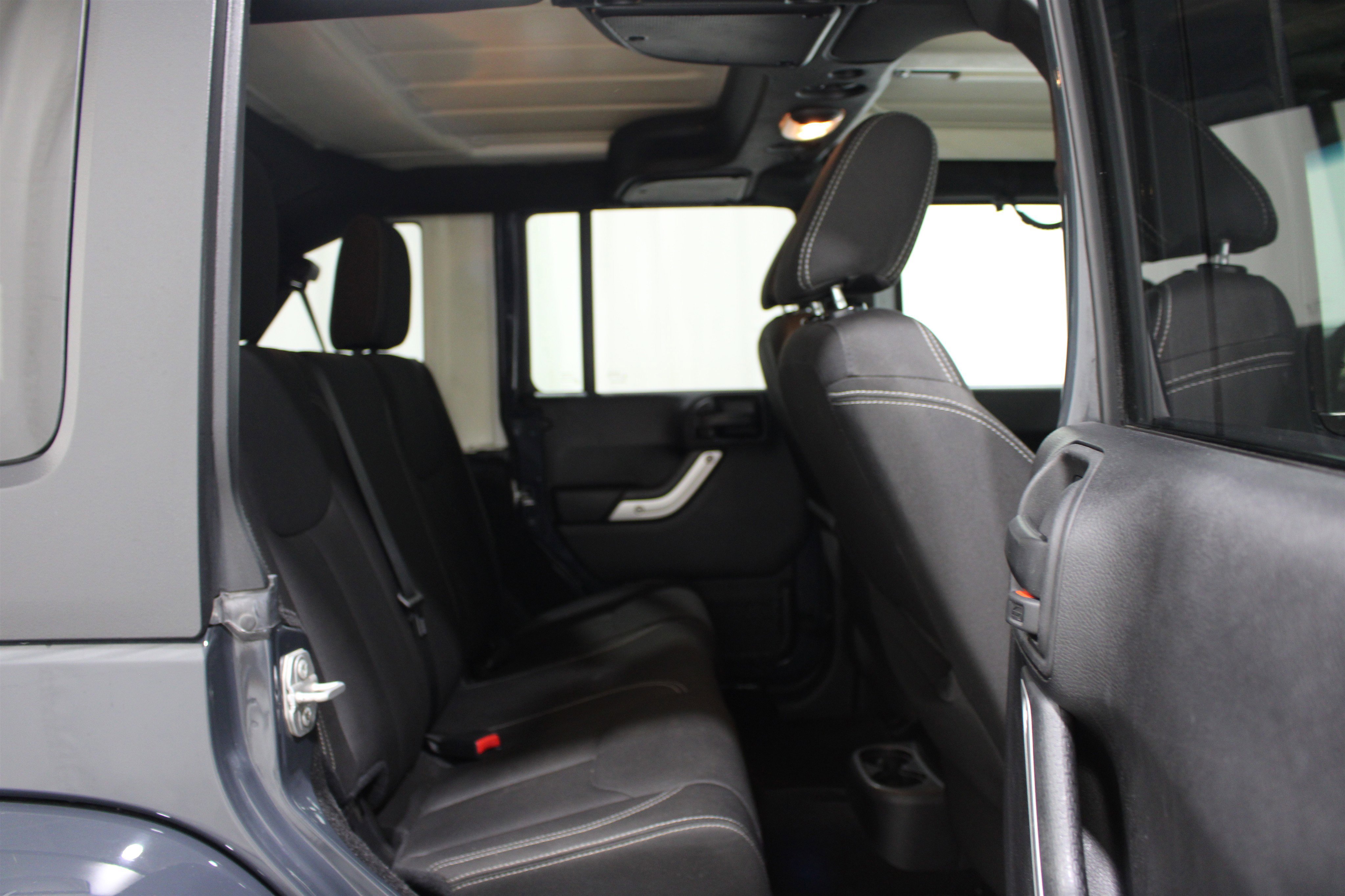 Used 2016 Jeep Wrangler Unlimited Sahara w/ Max Tow Package image 18