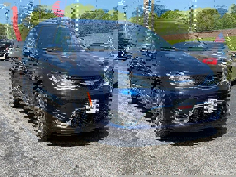 Used 2019 Chrysler Pacifica Limited w/ Tire & Wheel Group image 2