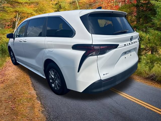 Used 2025 Toyota Sienna LE FWD image 5