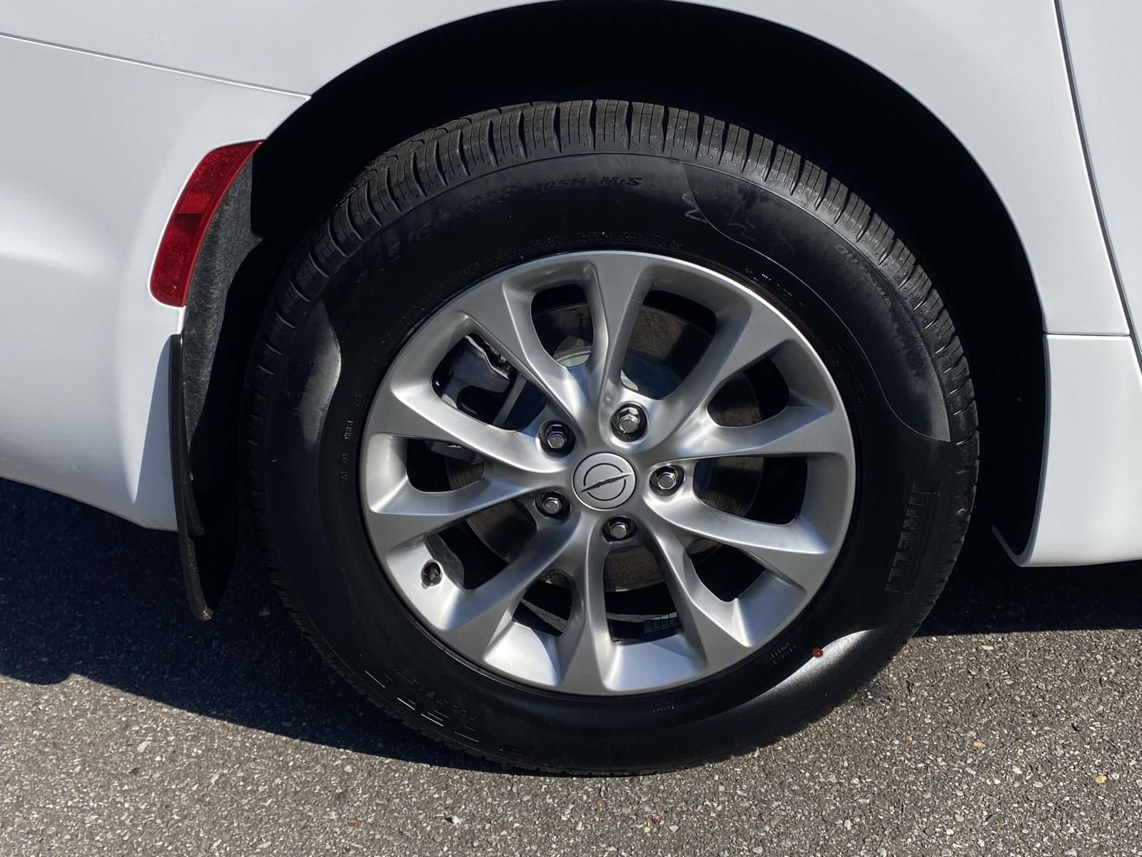 New 2026 Chrysler Pacifica Select AWD/4WD image 9