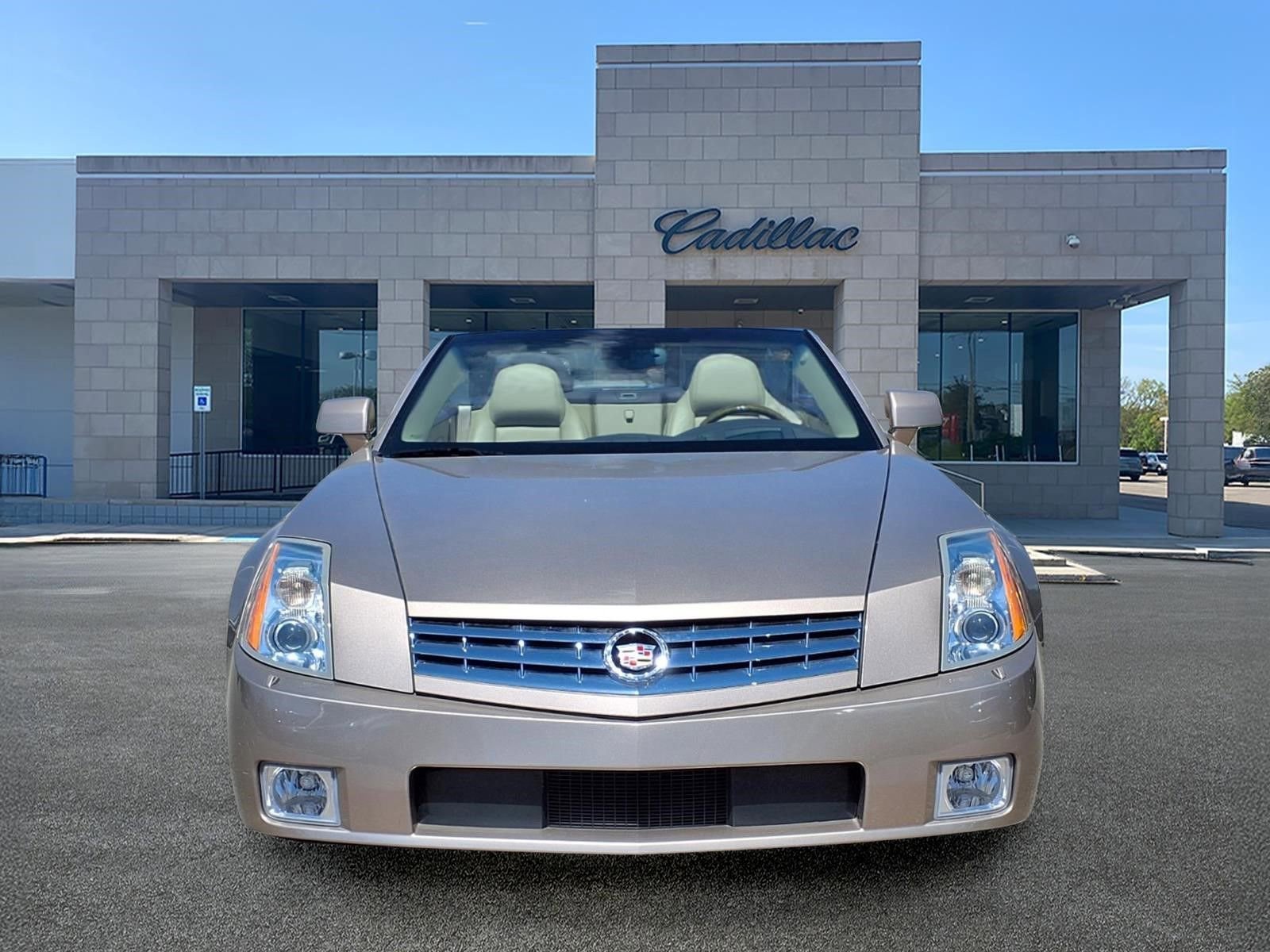 Used 2008 Cadillac XLR RWD image 3