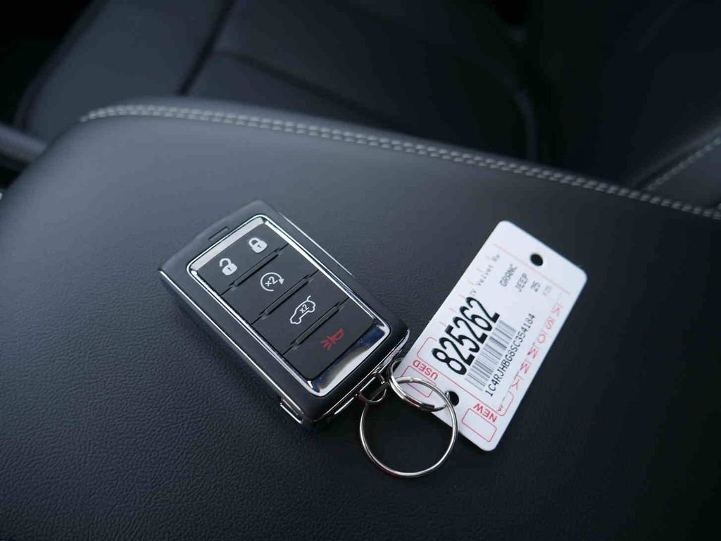 New 2025 Jeep Grand Cherokee Limited w/ Luxury Tech Group II image 31