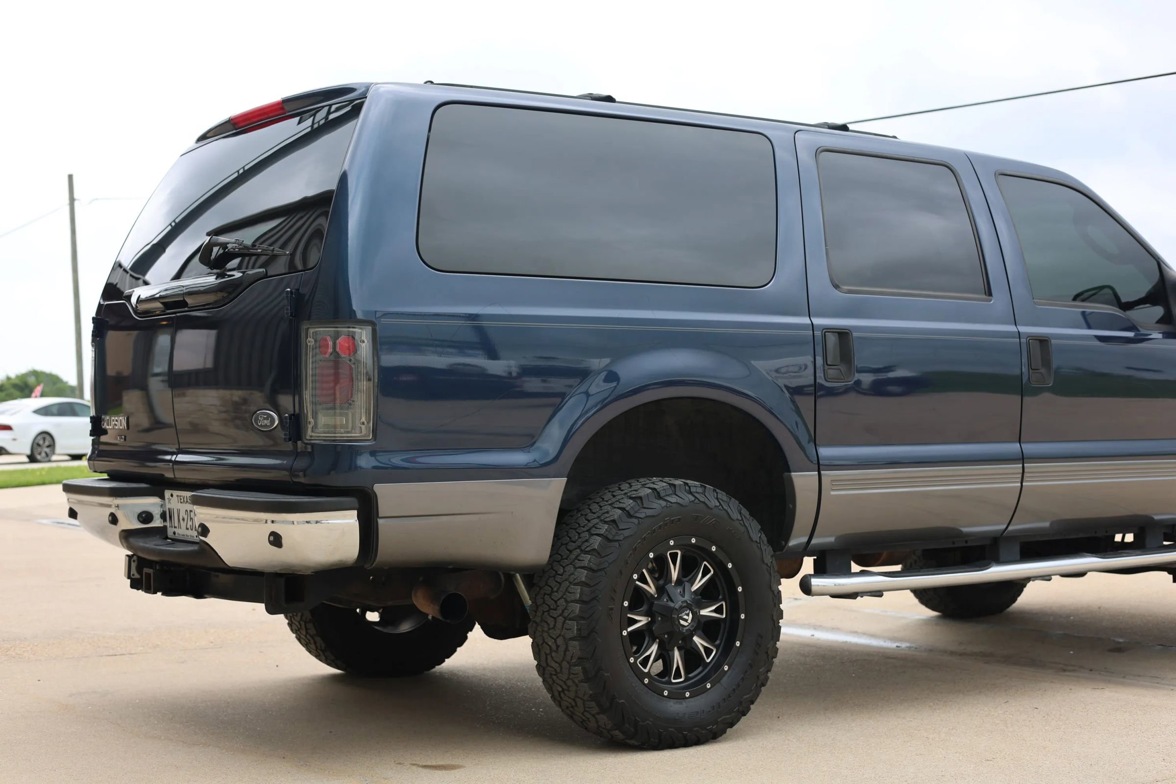 Used 2003 Ford Excursion XLT AWD/4WD image 4