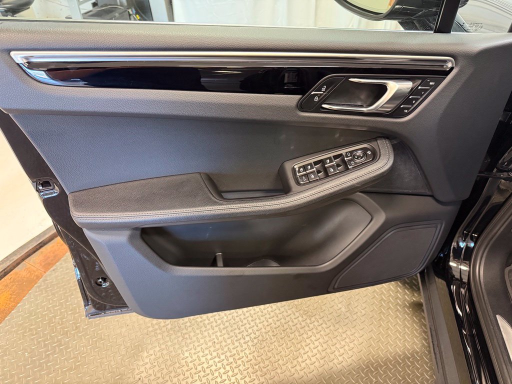 Used 2022 Porsche Macan S AWD/4WD image 18
