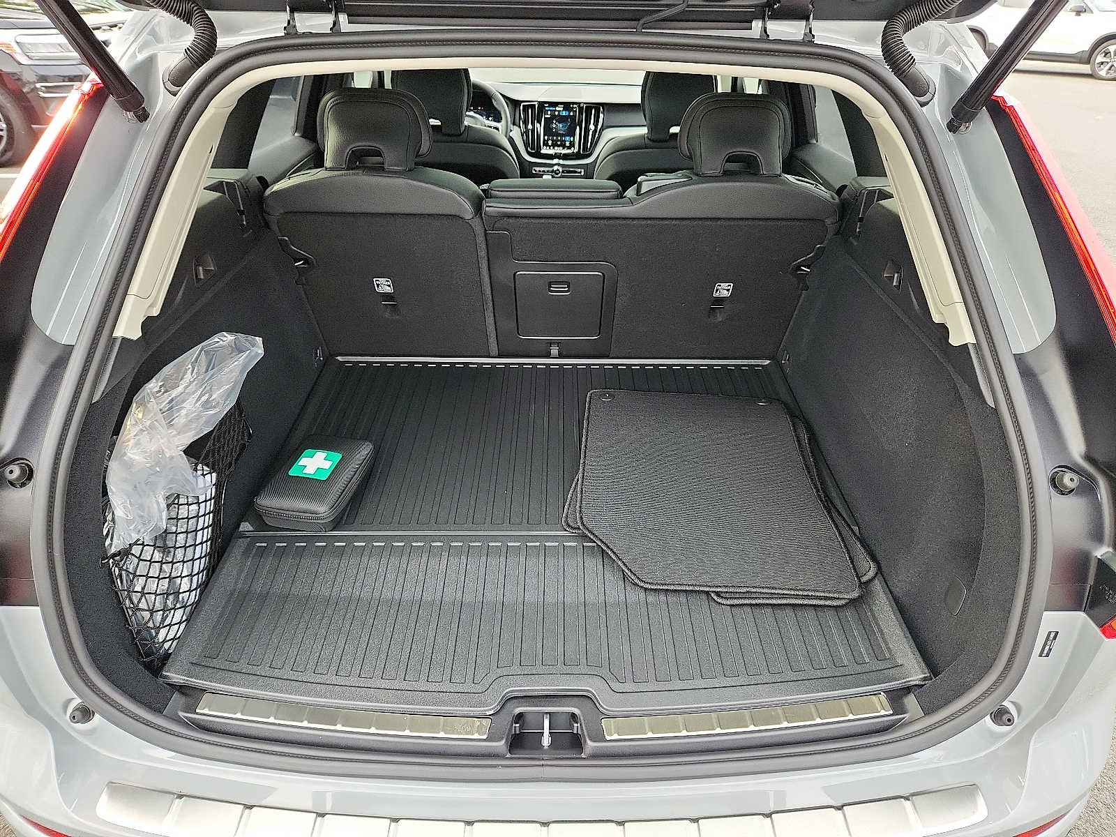 Used 2025 Volvo XC60 T8 Plus w/ Protection Package Premier image 27