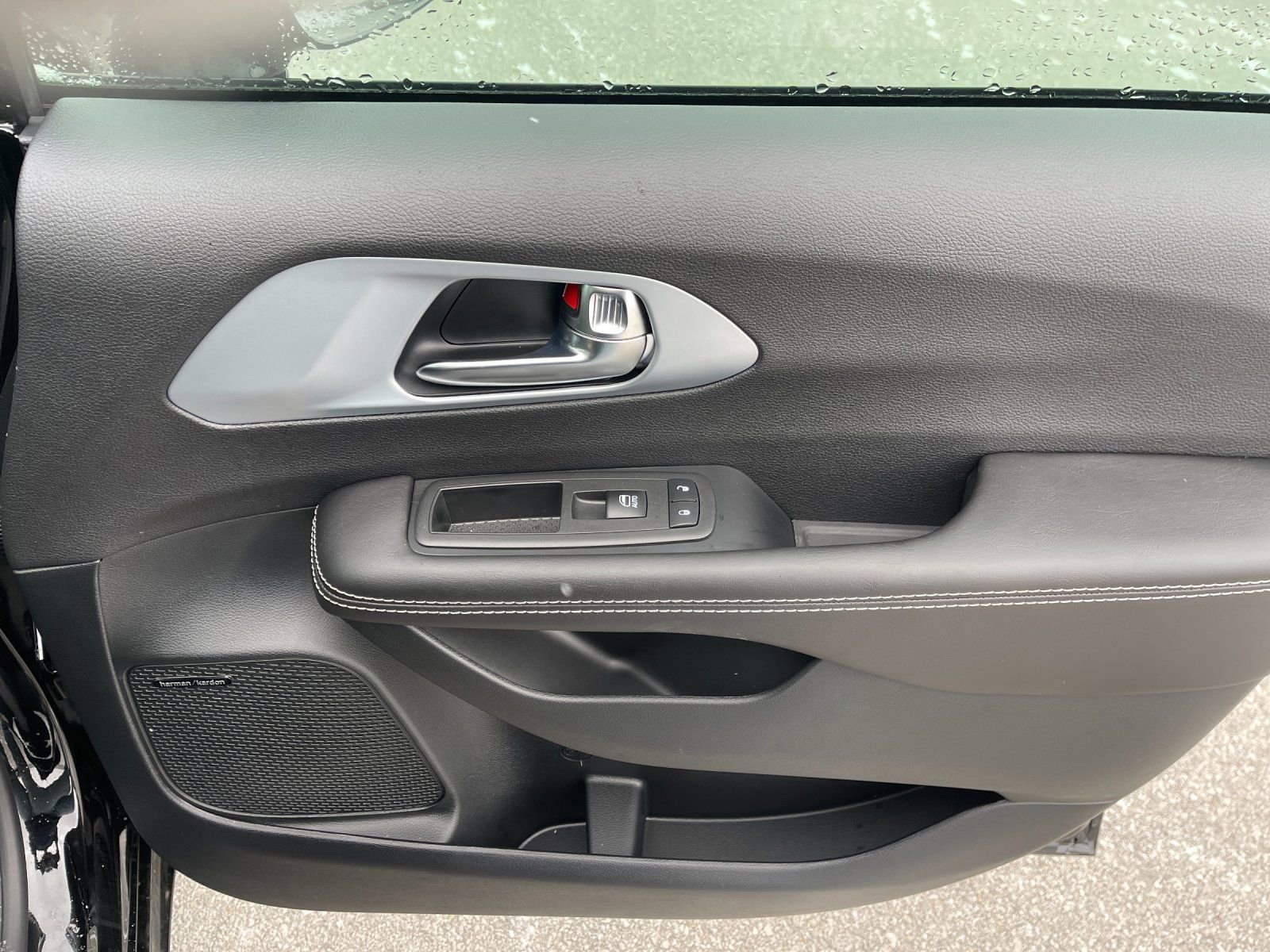 New 2026 Chrysler Pacifica Limited w/ Uconnect Theater Family Group image 21