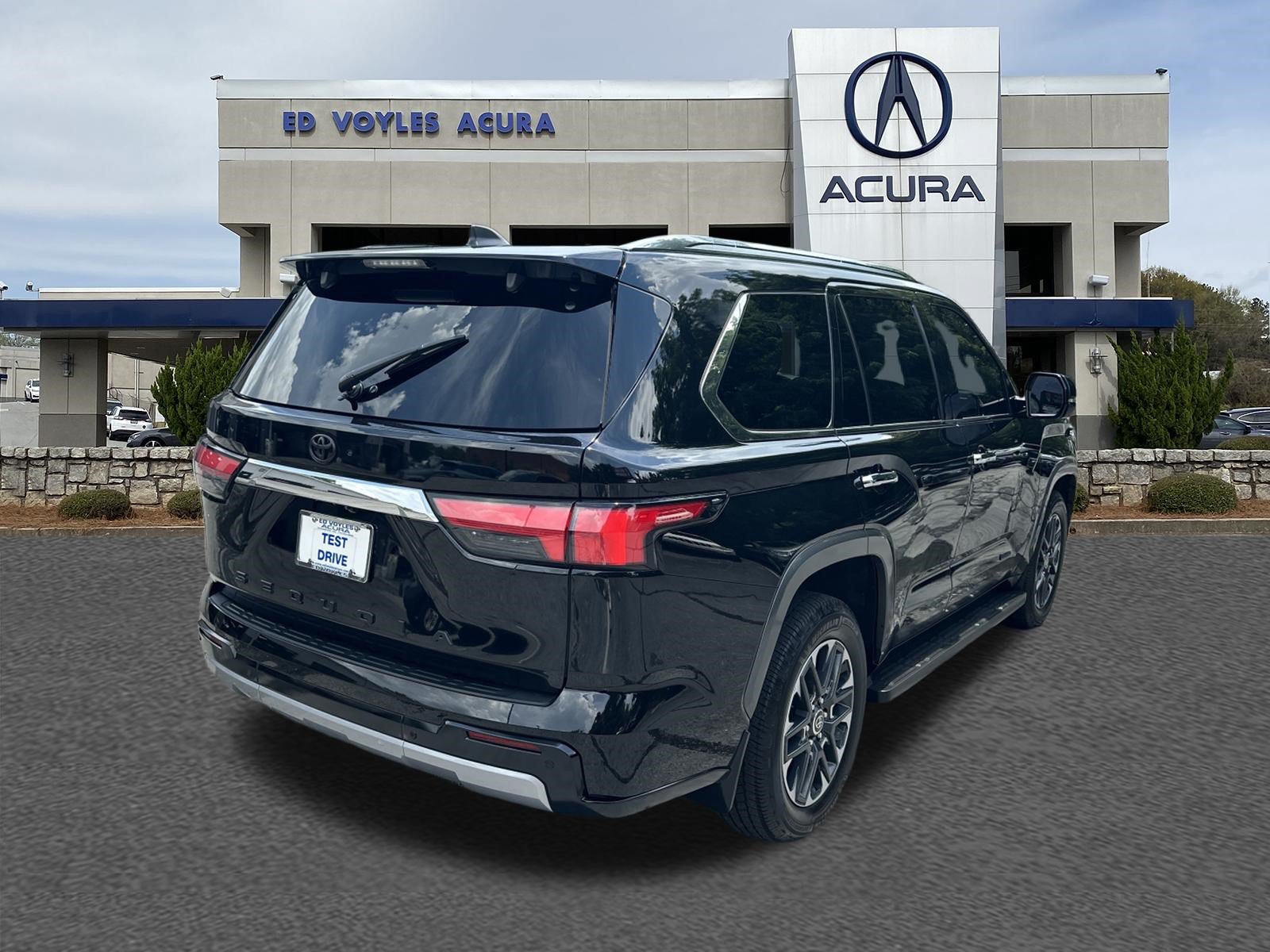 Used 2024 Toyota Sequoia Limited w/ Tow Technology Package AWD/4WD image 5