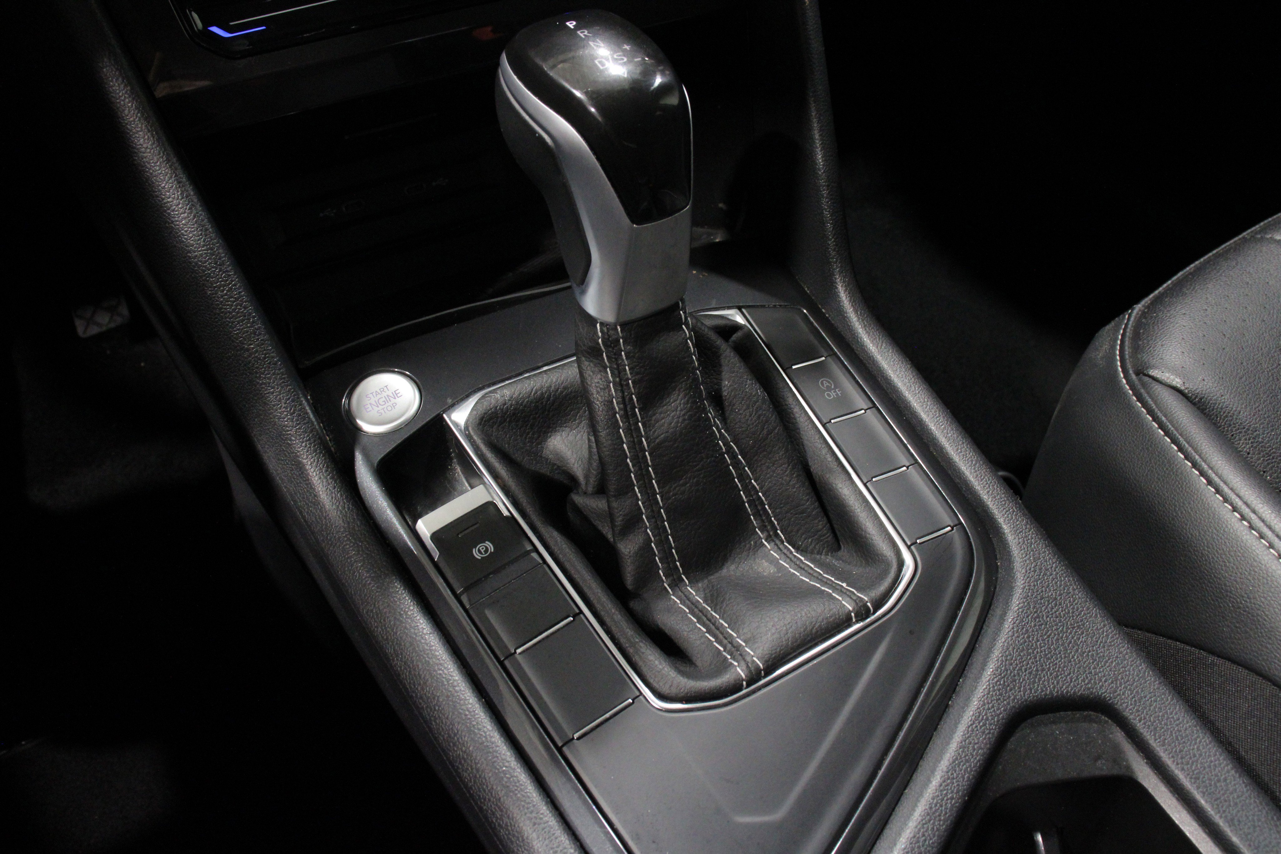 Used 2024 Volkswagen Tiguan SE image 19