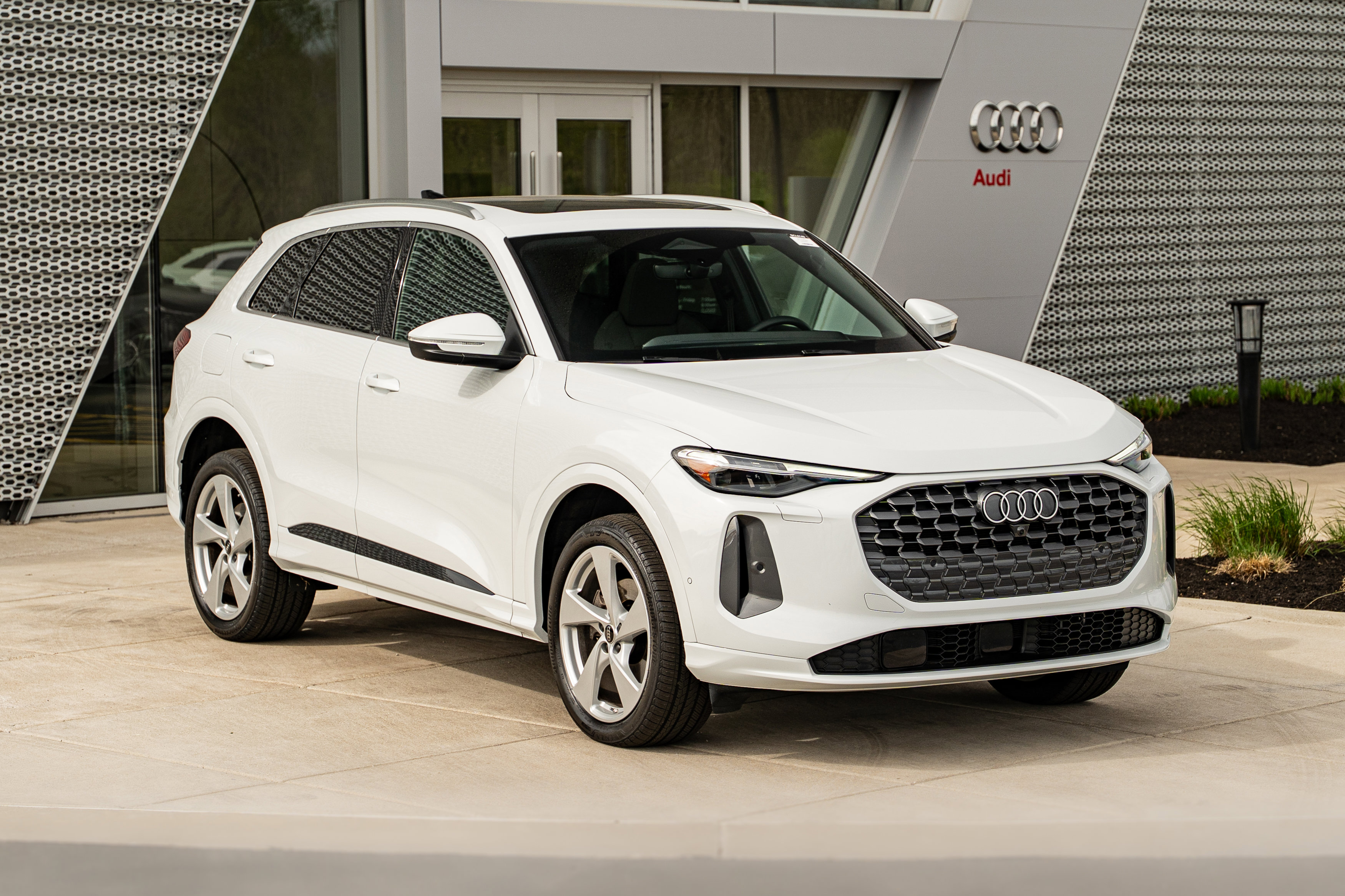 Certified 2025 Audi Q5 Premium Plus w/ Premium Plus AWD/4WD image 2