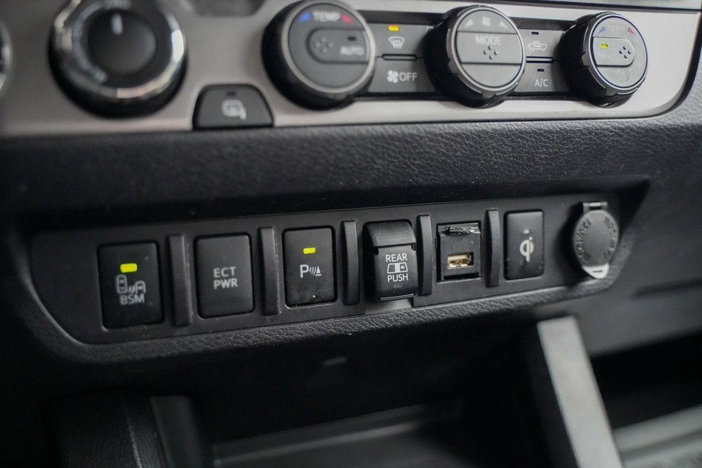 Used 2021 Toyota Tacoma Limited image 34