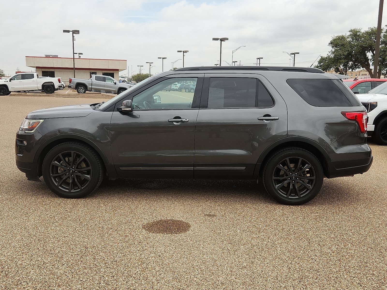 Used 2018 Ford Explorer XLT w/ Equipment Group 202A FWD image 2