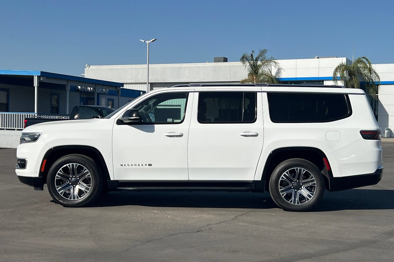 Used 2024 Jeep Wagoneer L Series II RWD image 8