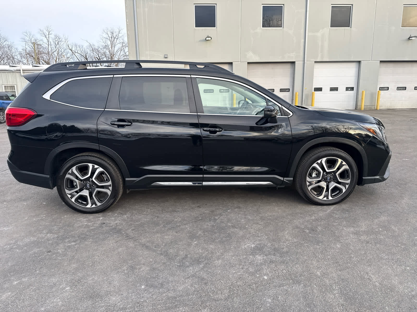 Used 2023 Subaru Ascent Limited image 2