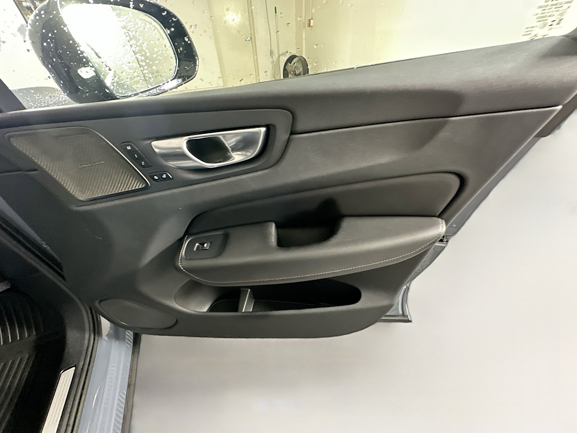 Used 2023 Volvo XC60 B5 Ultimate w/ Protection Package Premier image 33