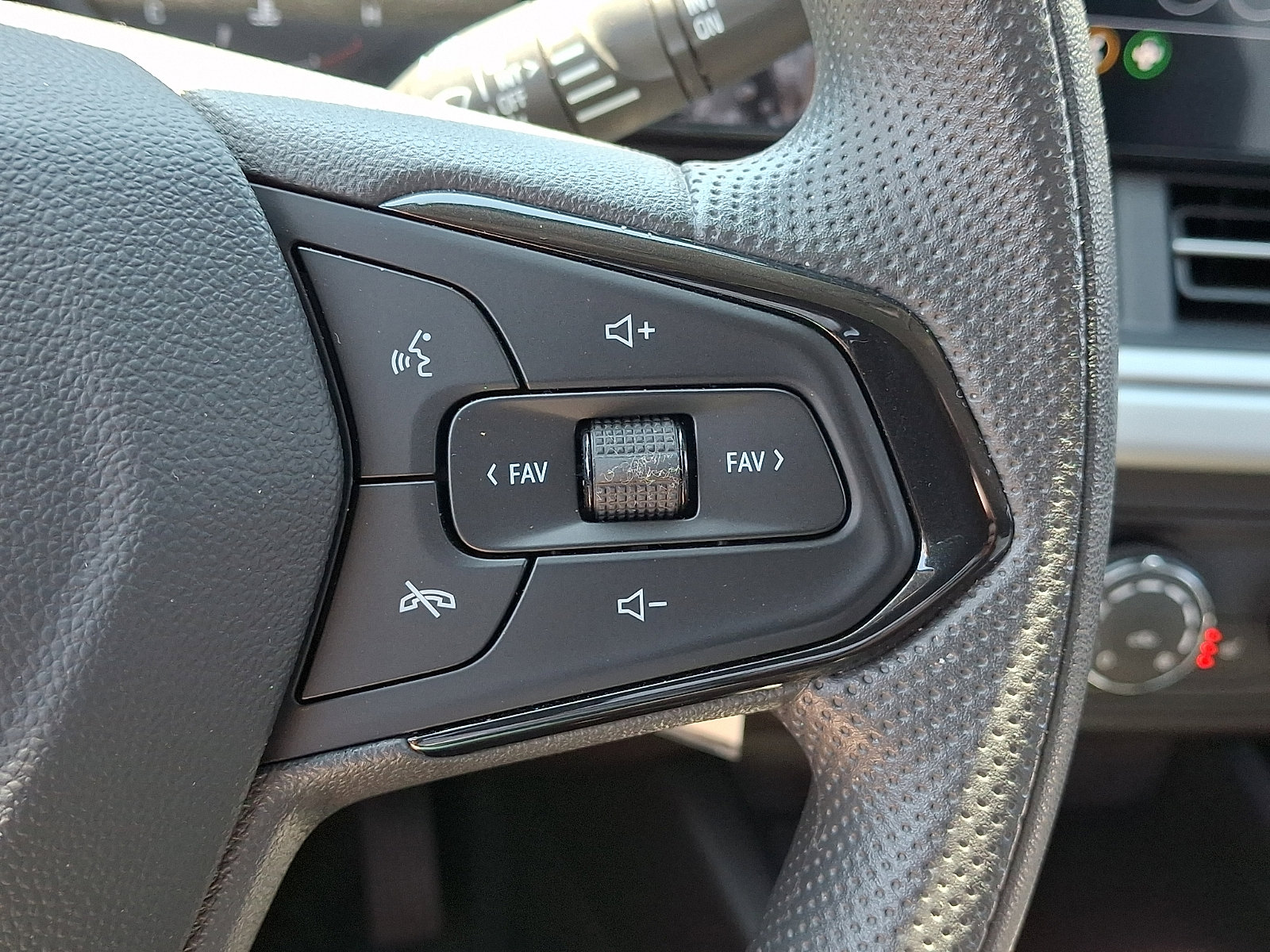 Used 2026 Chevrolet Trax LS w/ LS Convenience Package FWD image 26
