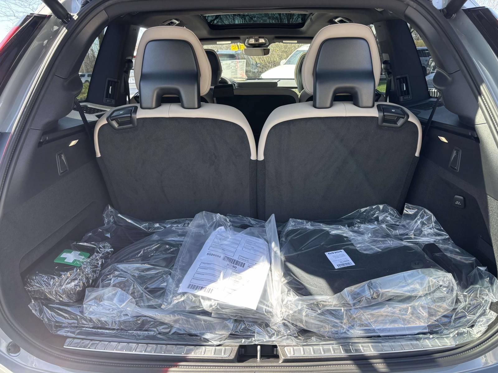 New 2026 Volvo XC90 T8 Plus w/ Protection Package Premier AWD/4WD image 9