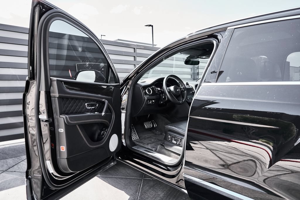 Used 2017 Bentley Bentayga AWD/4WD image 25