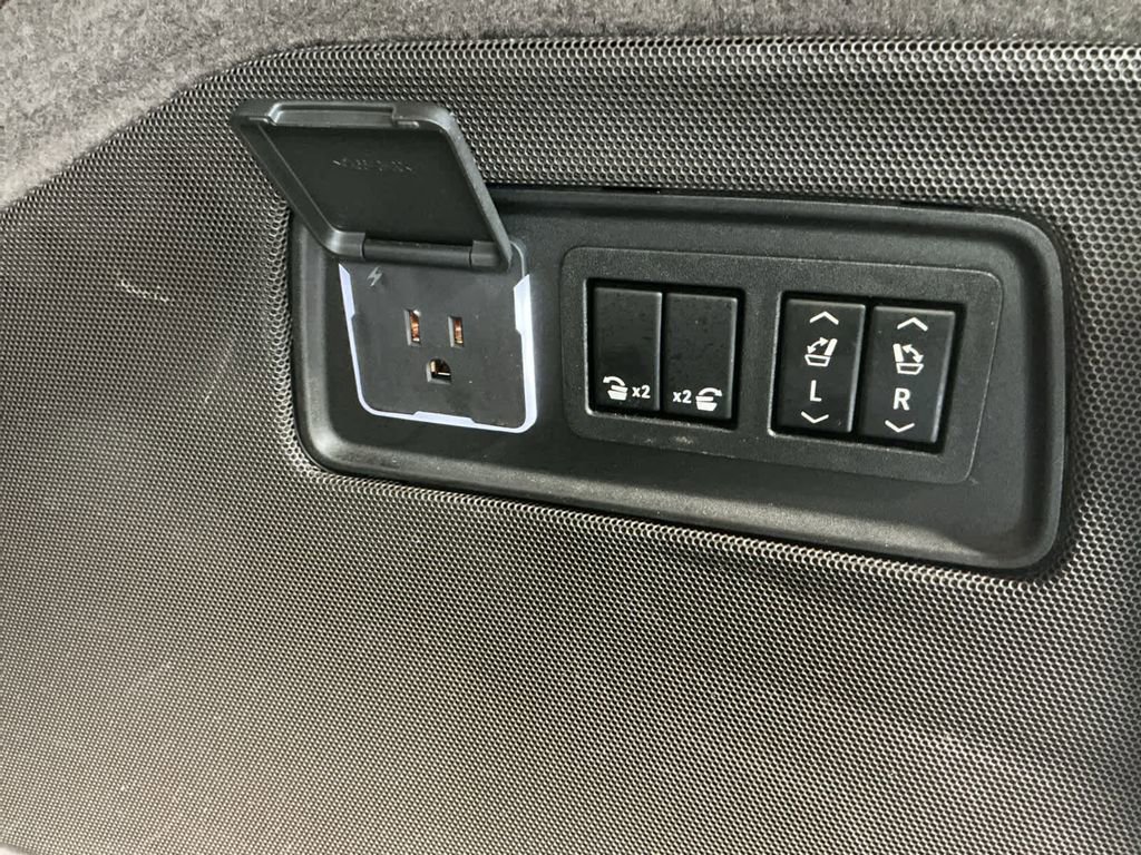 Used 2022 Cadillac Escalade Premium Luxury image 26