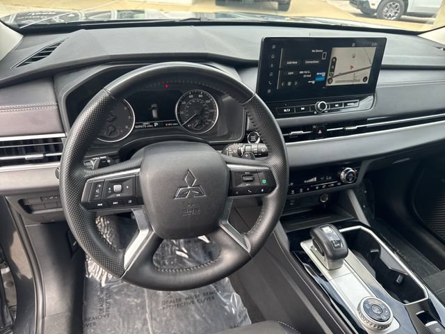Used 2025 Mitsubishi Outlander AWD image 13