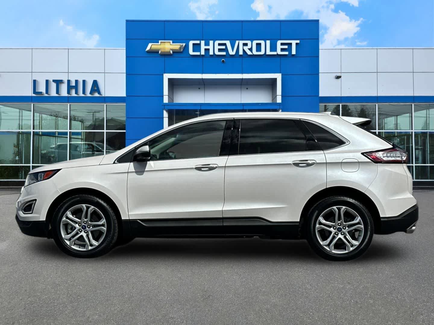 Used 2018 Ford Edge Titanium w/ Ford Safe & Smart Package AWD/4WD image 5