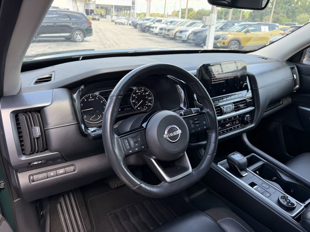 Used 2023 Nissan Pathfinder SL AWD/4WD image 18
