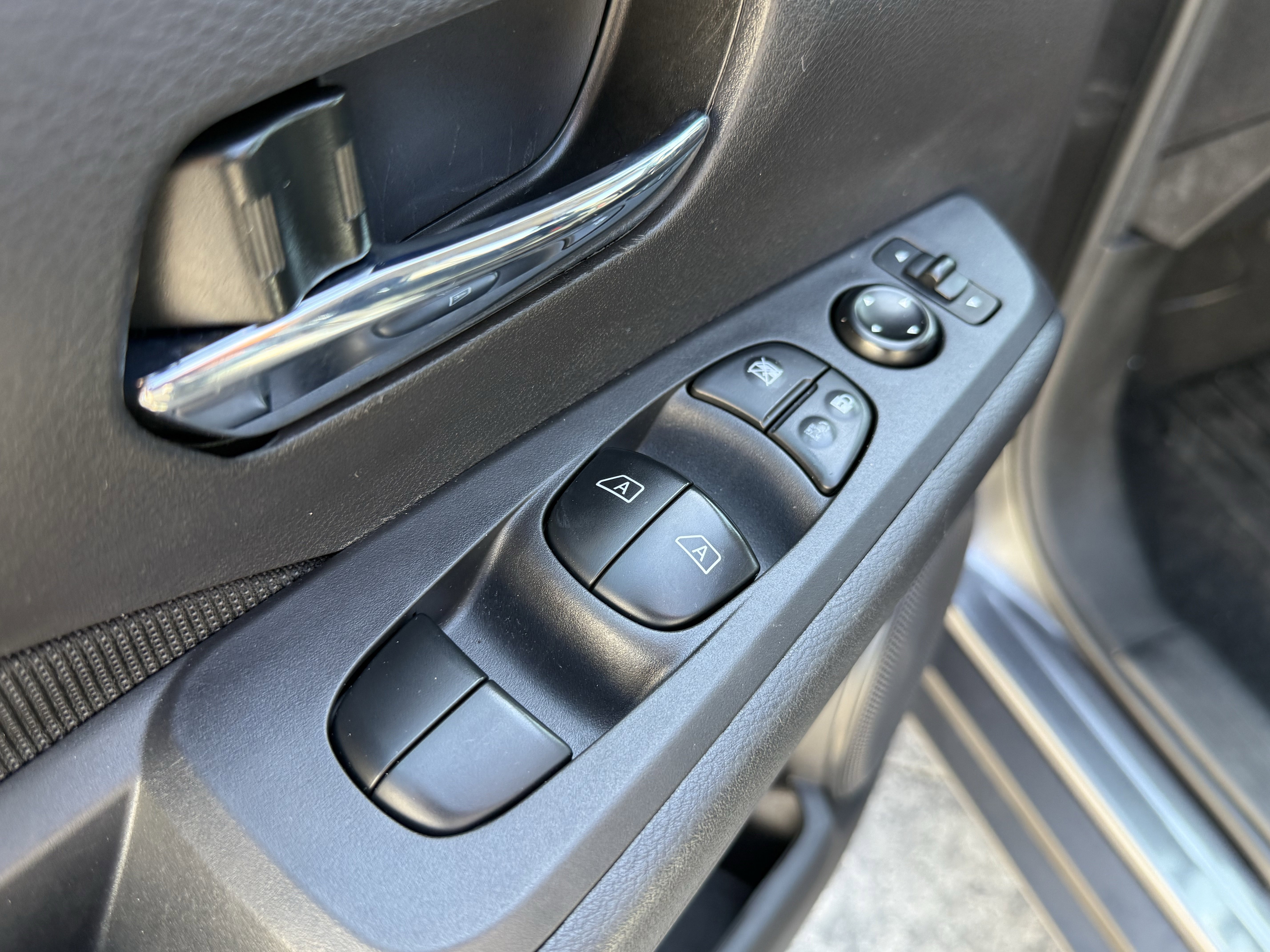 Used 2024 Nissan Kicks SV image 11