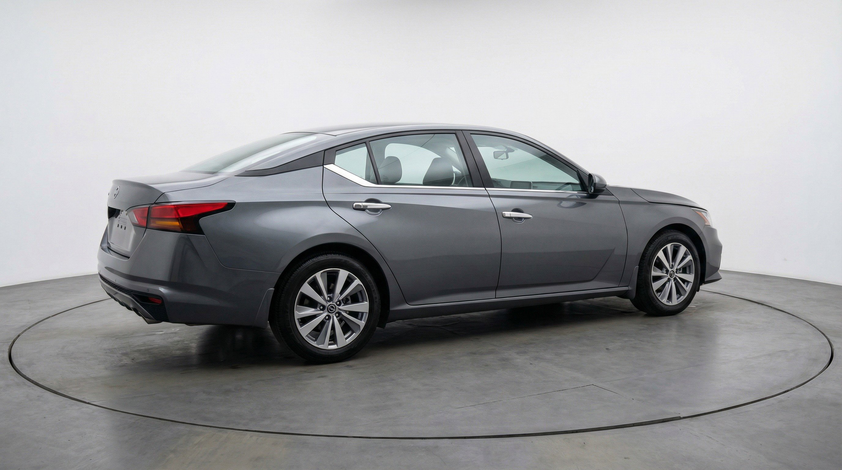 Used 2025 Nissan Altima 2.5 SV FWD image 9