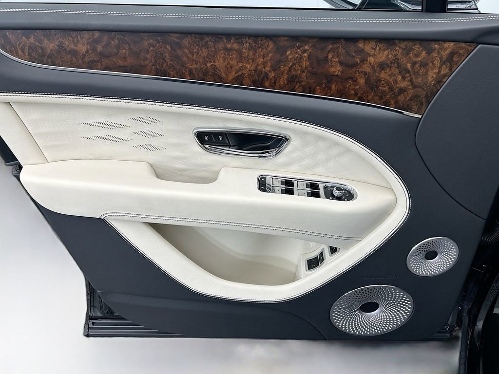 Used 2025 Bentley Bentayga Extended Wheelbase image 23