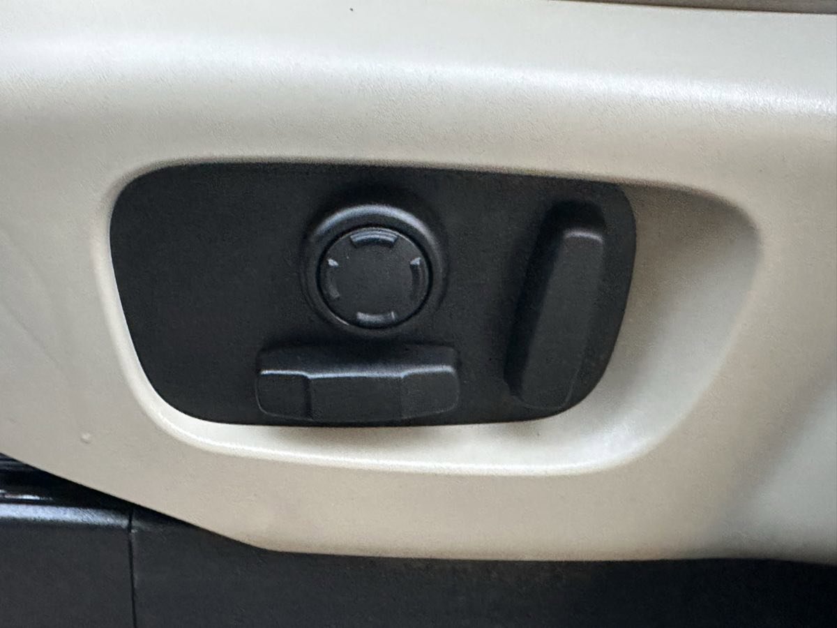 Used 2018 Land Rover Discovery SE image 13