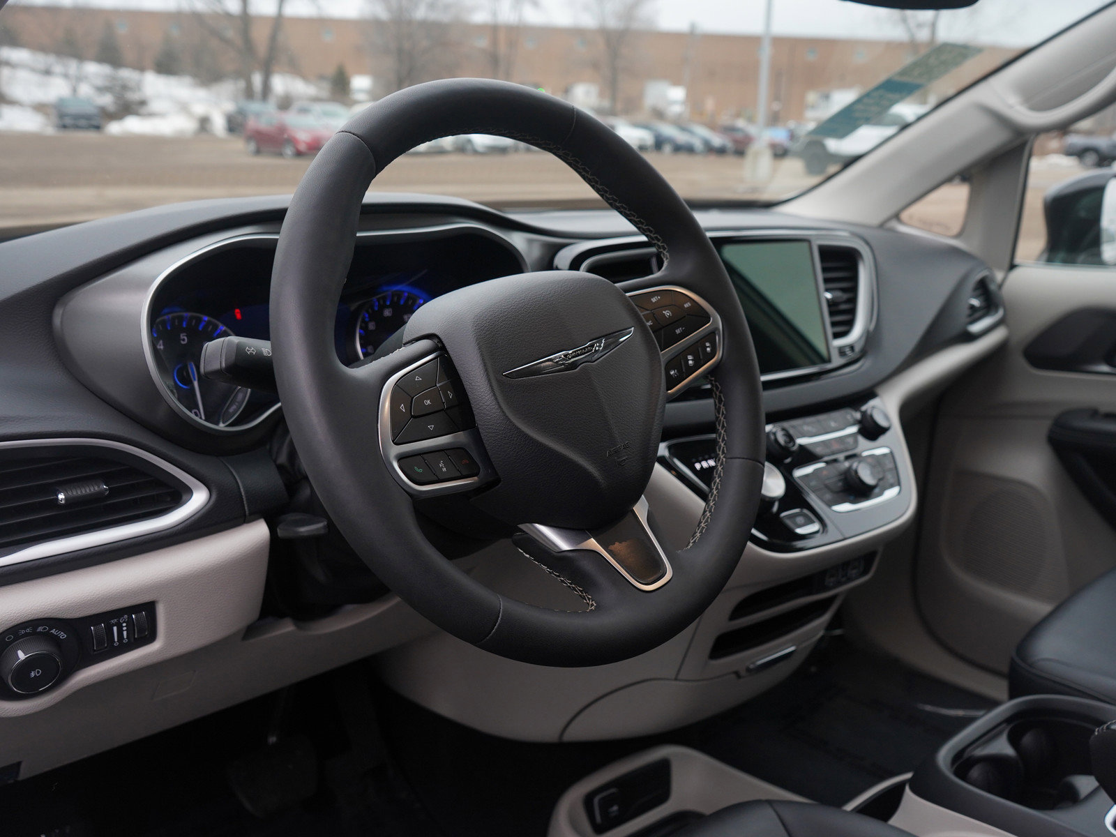 Used 2024 Chrysler Pacifica Touring-L image 18