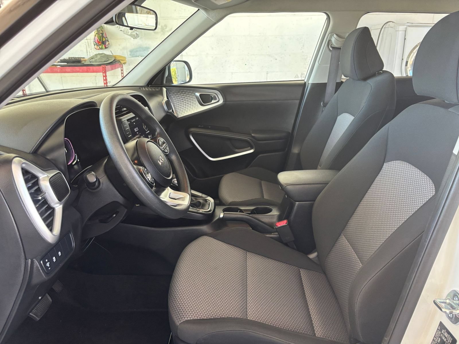 Used 2025 Kia Soul LX w/ LX Technology Package FWD image 24