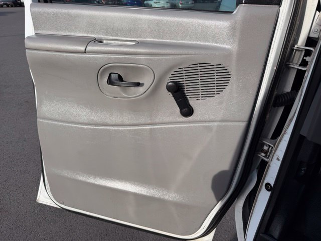Used 1998 Ford E-150 and Econoline 150 Club Wagon RWD image 16