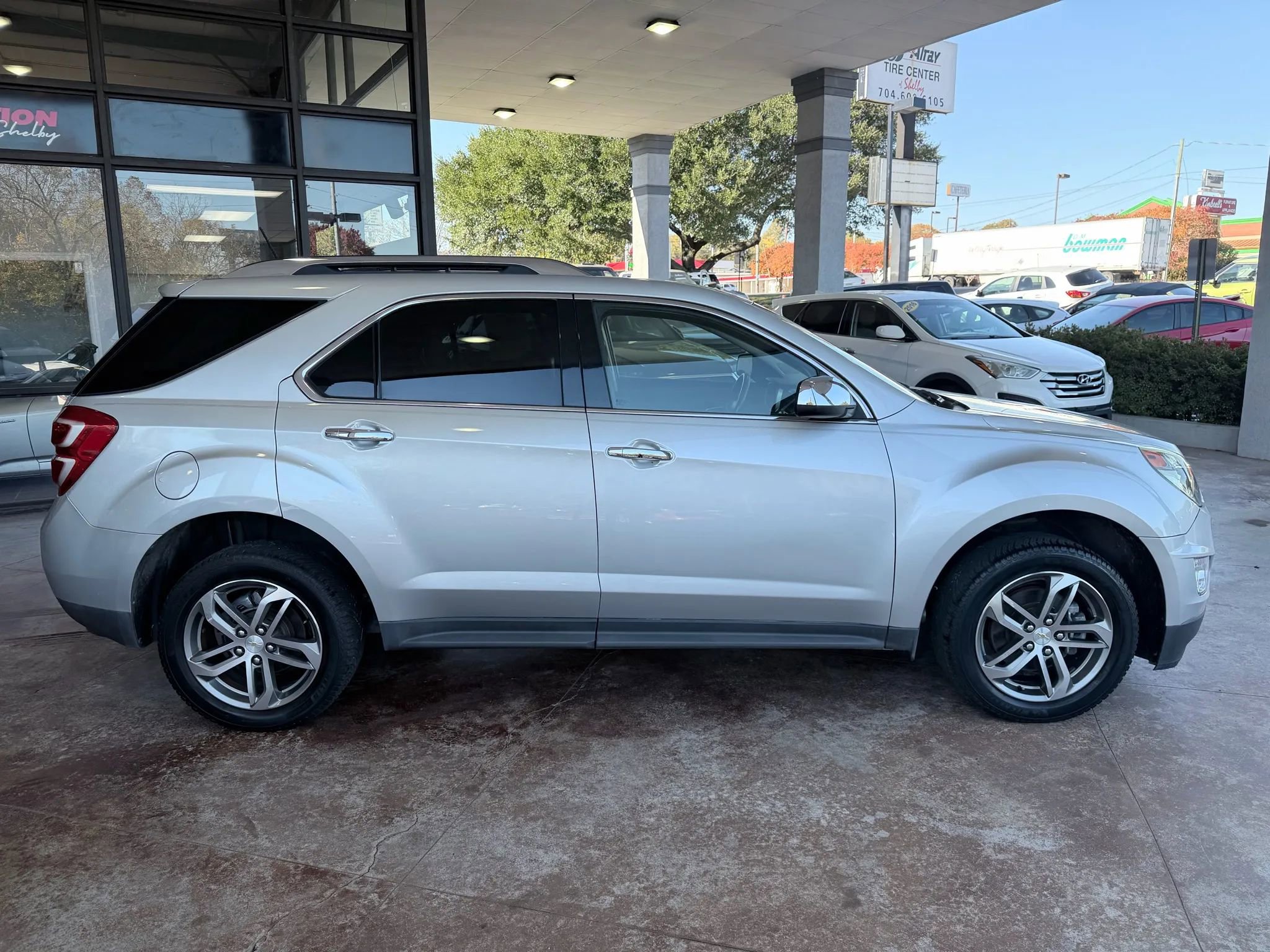 Used 2017 Chevrolet Equinox Premier w/ Enhanced Convenience Package image 8
